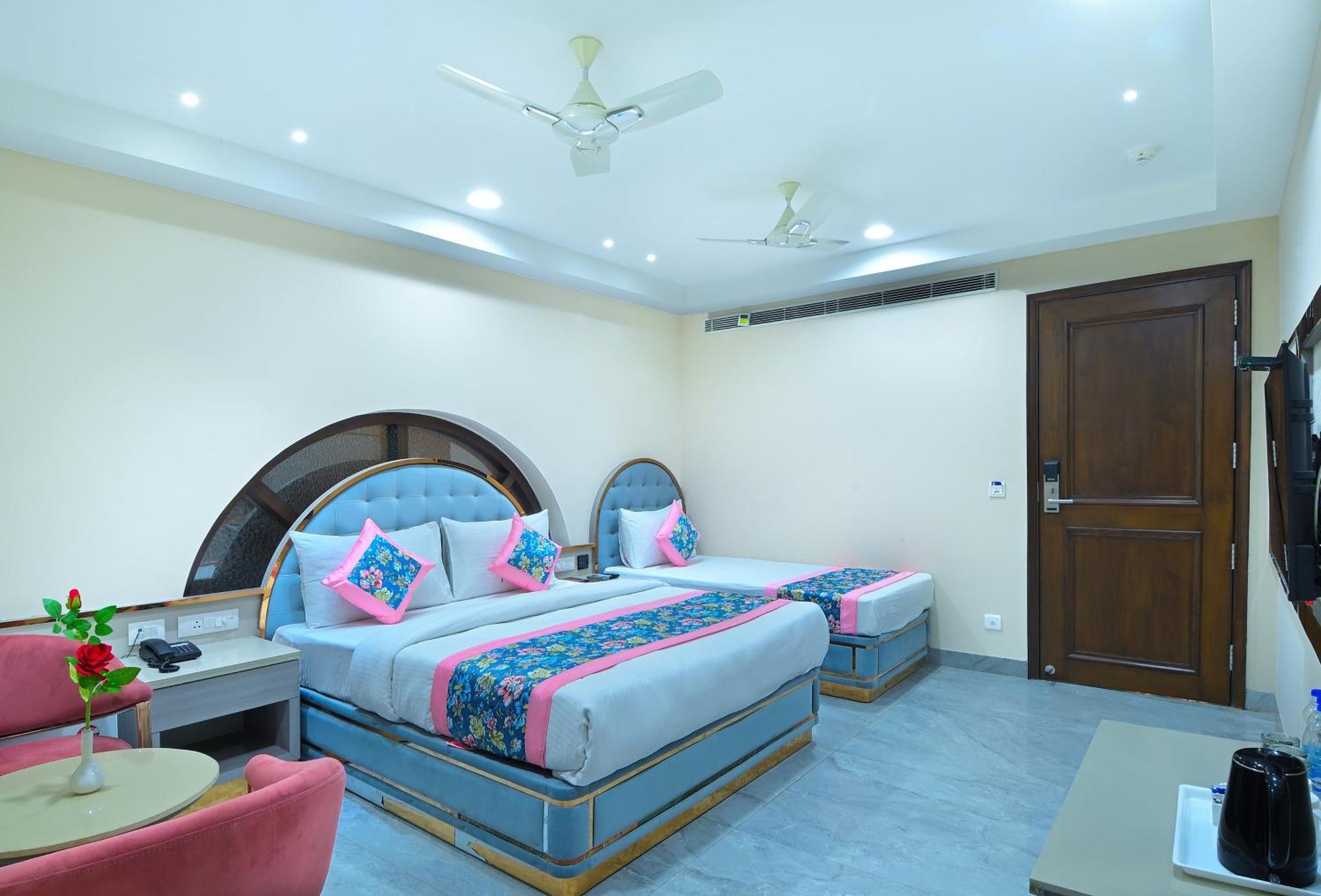 Hotel Sapphire House - 3 Mins Walk From Metro And 5 Mins From Rail Station New Delhi Ngoại thất bức ảnh