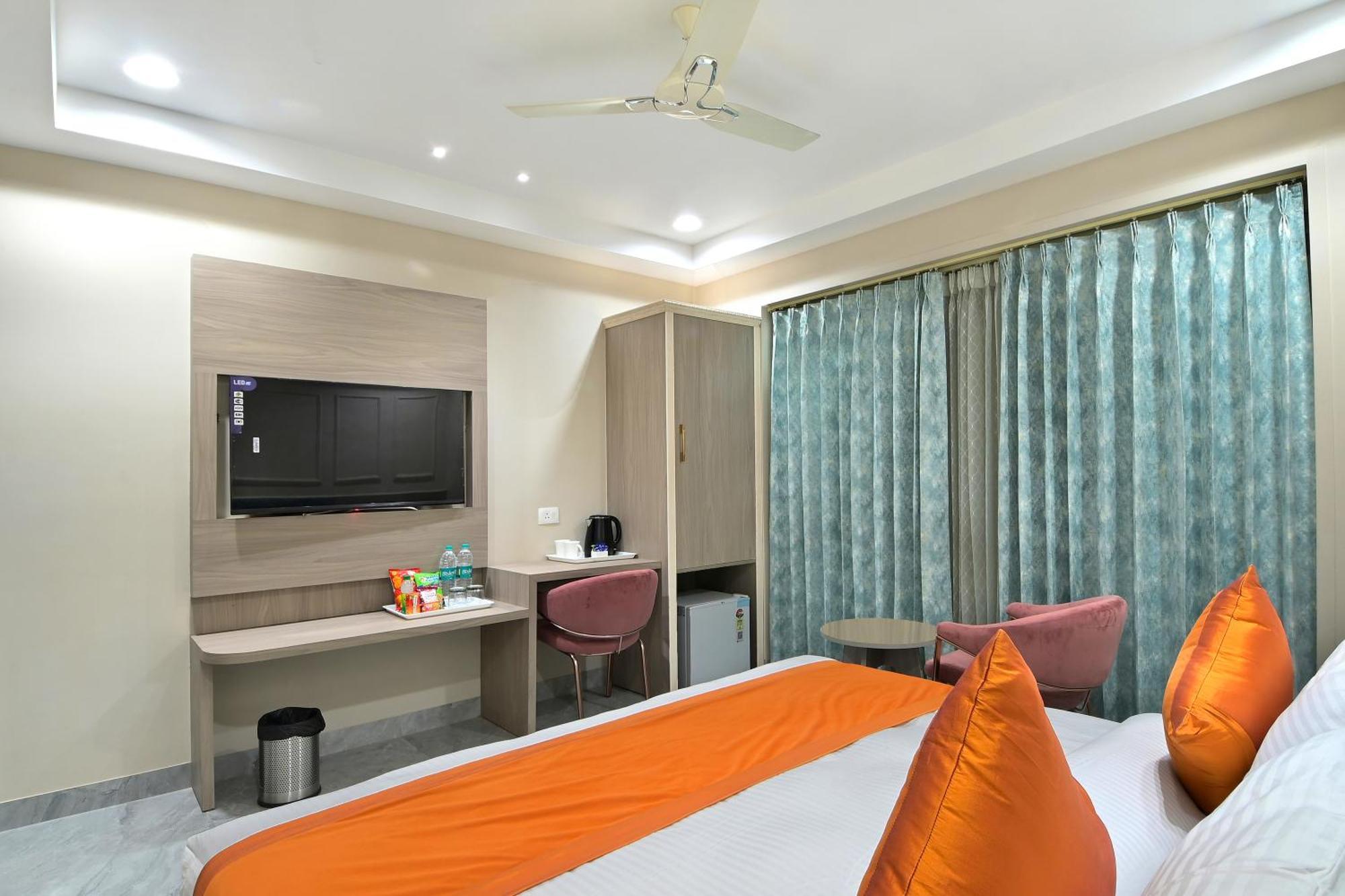 Hotel Sapphire House - 3 Mins Walk From Metro And 5 Mins From Rail Station New Delhi Ngoại thất bức ảnh