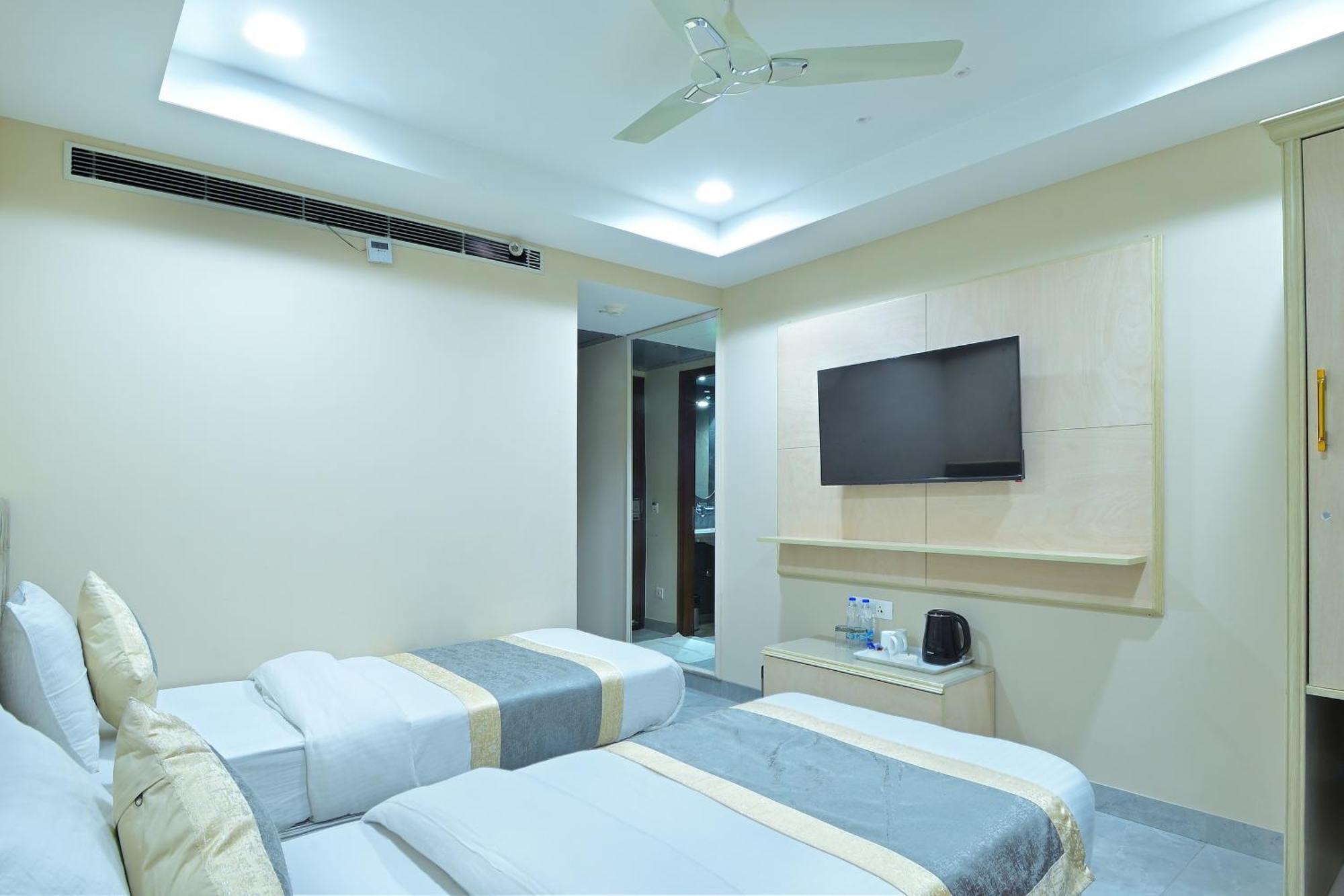 Hotel Sapphire House - 3 Mins Walk From Metro And 5 Mins From Rail Station New Delhi Ngoại thất bức ảnh