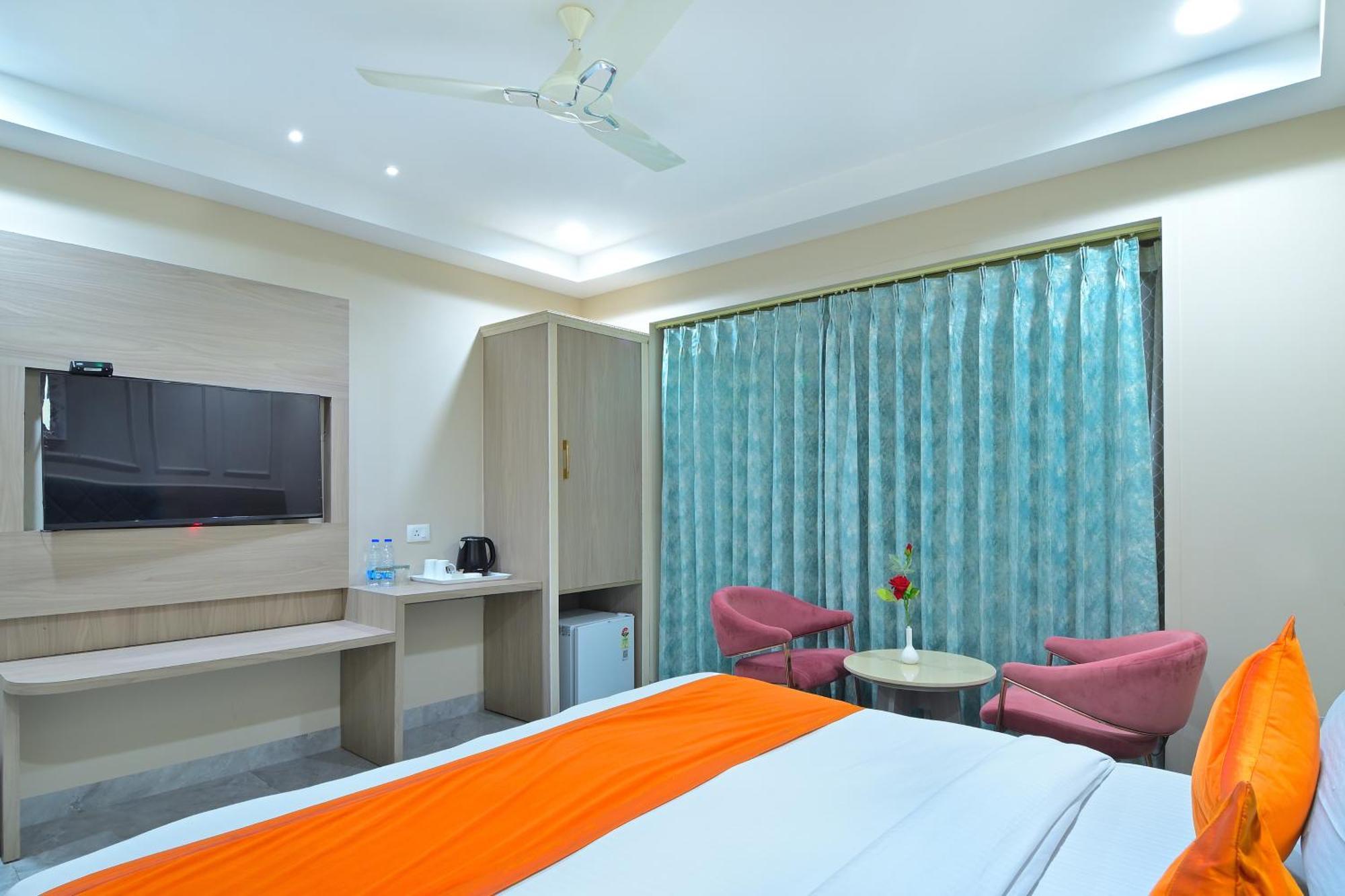 Hotel Sapphire House - 3 Mins Walk From Metro And 5 Mins From Rail Station New Delhi Ngoại thất bức ảnh