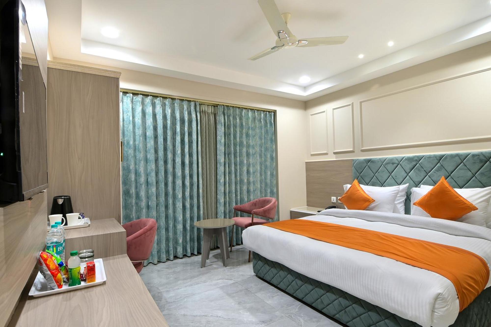 Hotel Sapphire House - 3 Mins Walk From Metro And 5 Mins From Rail Station New Delhi Ngoại thất bức ảnh