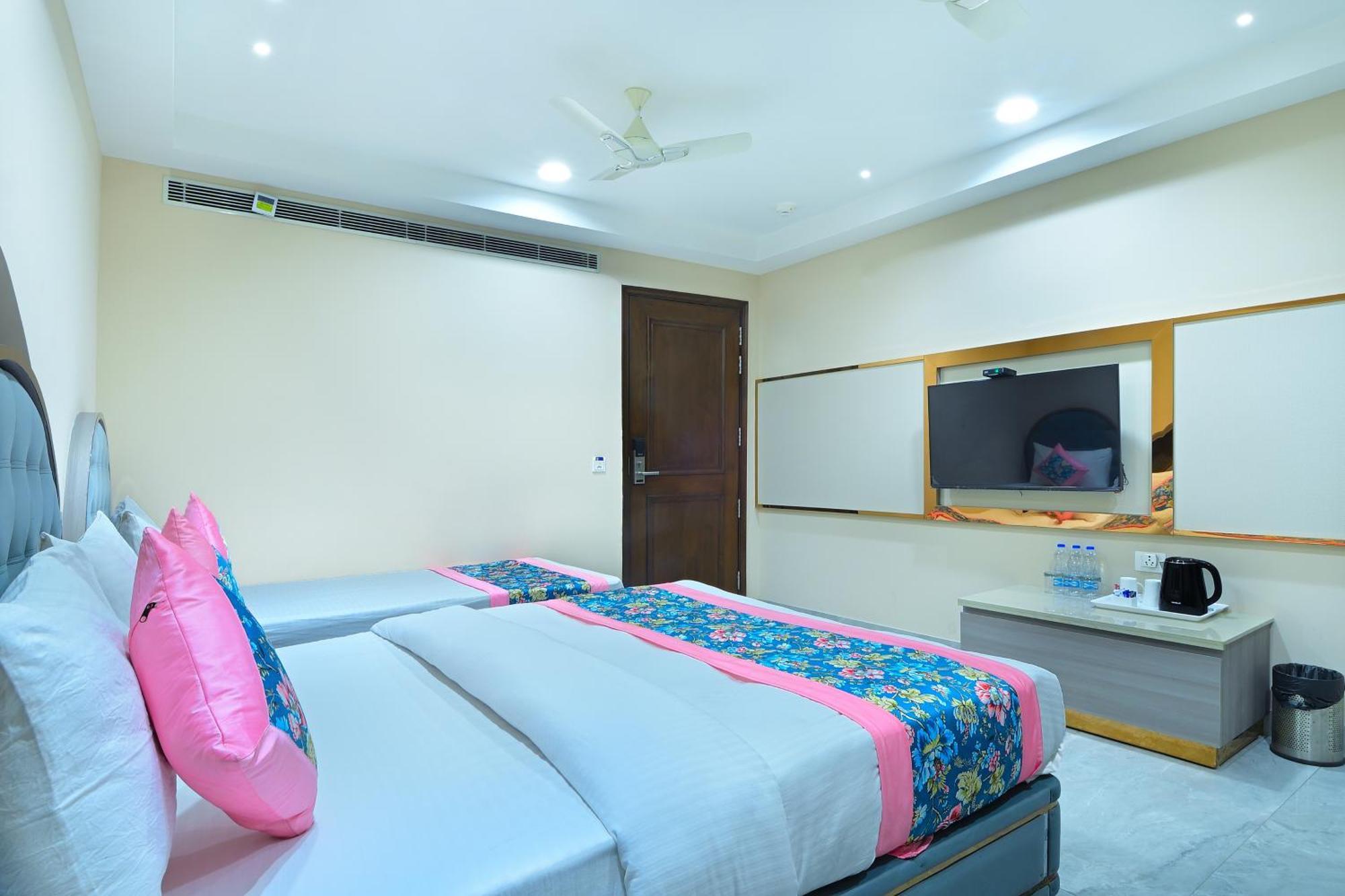 Hotel Sapphire House - 3 Mins Walk From Metro And 5 Mins From Rail Station New Delhi Ngoại thất bức ảnh