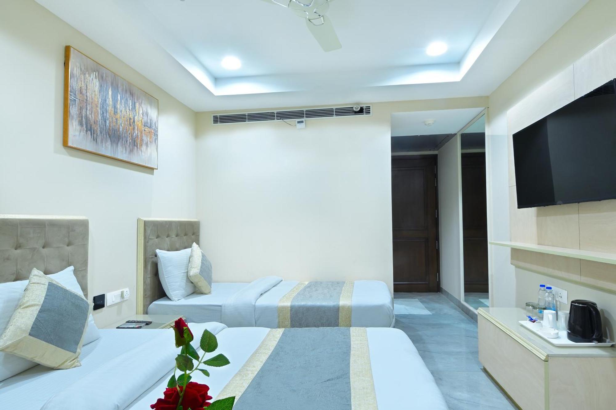 Hotel Sapphire House - 3 Mins Walk From Metro And 5 Mins From Rail Station New Delhi Ngoại thất bức ảnh