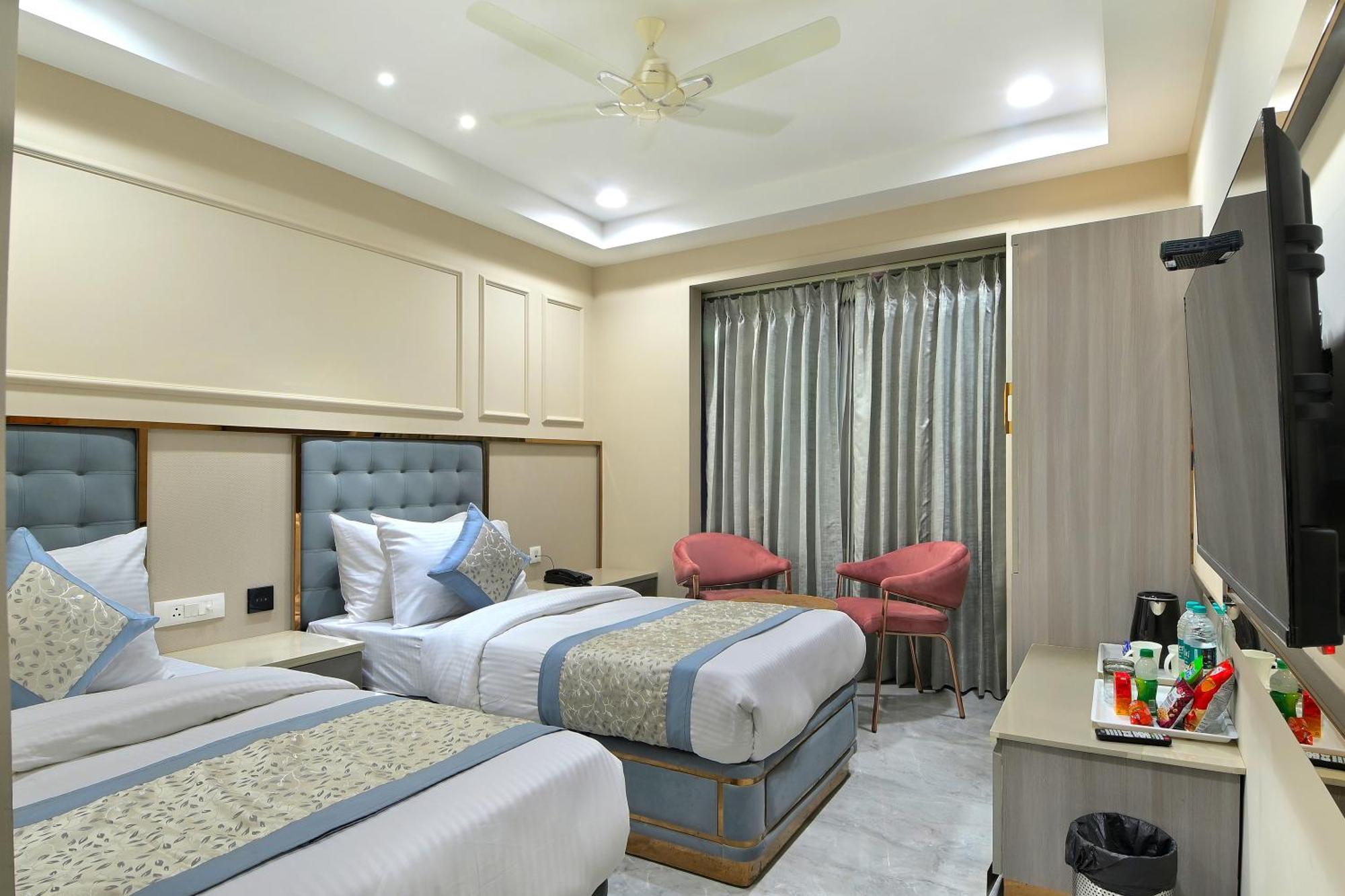 Hotel Sapphire House - 3 Mins Walk From Metro And 5 Mins From Rail Station New Delhi Ngoại thất bức ảnh